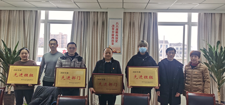 2公司表彰總結(jié)大會先進班組先進部門_副本.jpg 2公司表彰總結(jié)大會先進班組先進部門_副本.jpg