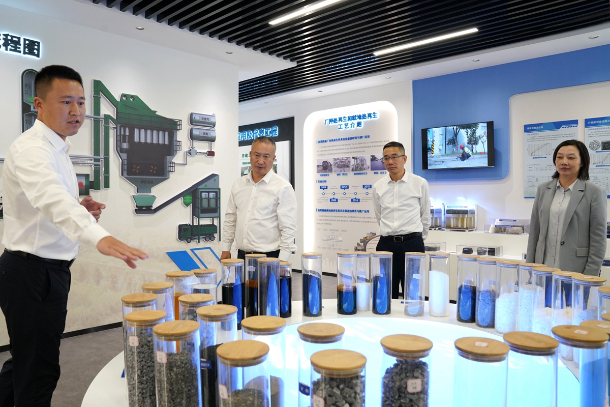 20241009市國資委黨委書記、主任陳文榮參觀杭州灣綠色養護公司展廳，右起李利、柏衛東、陳文榮（李阿梅 攝）.jpg