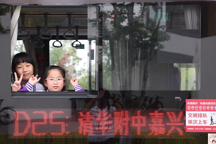 【外媒】市本級打造首條小學生定制公交錄用4月17日嘉興日報第1版趙穎碩攝 (1)_副本.jpg 【外媒】市本級打造首條小學生定制公交錄用4月17日嘉興日報第1版趙穎碩攝 (1)_副本.jpg